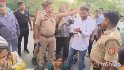 बिधूना: सहार क्षेत्र के गपचरियापुर गांव के पास तेज रफ्तार कार पलटी, बड़ा हादसा होने से टला, मौके पर पहुंची पुलिस जांच में जुटी