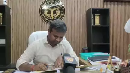 आज़मगढ़: एसडीएम सदर नरेंद्र कुमार गंगवार ने घूसखोर लेखपाल को निलंबित किया, सीसीटीवी फुटेज वायरल होने का दिखा असर