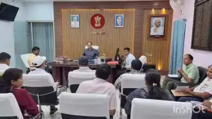 कहरा: समाहरणालय में डीएम दीपेश कुमार की अध्यक्षता में विभिन्न योजनाओं पर हुई बैठक, दिए निर्देश