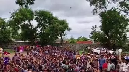 शिरूर: उरळगावात ढोलताशा गजरात नवागतांचे स्वागत