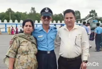 जवाली: एयर फोर्स में फ्लाइंग ऑफिसर चयनित हुए मनोह सिहाल के शिवम का गृह क्षेत्र पहुंचने पर हुआ जोरदार स्वागत