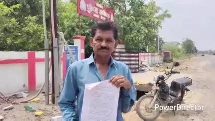 मऊ: मानिकपुर के गांधीनगर निवासी व्यक्ति ने महिला सहित 2 लोगों पर प्रताड़ित करने का आरोप लगाया, एसपी कार्यालय पहुंचे