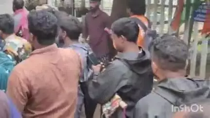 കോഴഞ്ചേരി: മൂന്നു ദിവസമായി ഗവിയിൽ ടൂറിസം മേഖലയിലെ തൊഴിലാളികൾ തുടരുന്ന സമരം ഒത്തുതീർപ്പിലേക്ക്