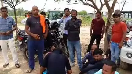 सीतापुर: मरूबेहड़ में ट्रक के नीचे दब जाने से 4 युवकों की मौत, प्रत्यक्षदर्शी ने बताया- ओवरटेक के प्रयास में हुआ था हादसा