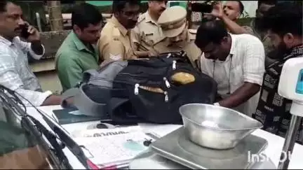 തിരുവനന്തപുരം: 10 കിലോ കഞ്ചാവുമായി കൊലപാതക കേസ് പ്രതി ഉൾപ്പെടെ രണ്ടു പേർ പാറശ്ശാലയിൽ പിടിയിൽ