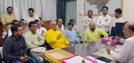 कटनी नगर: बिजली कटौती और लो-वोल्टेज की समस्या को लेकर कांग्रेस पार्षद दल ने शांति नगर विद्युत कार्यालय में किया प्रदर्शन