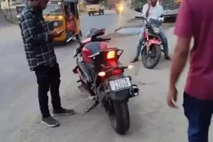 అశ్వాపురం: అశ్వాపురం మండల కేంద్రంలోని భారత్ పెట్రోల్ బంక్ వద్ద రోడ్డు ప్రమాదం