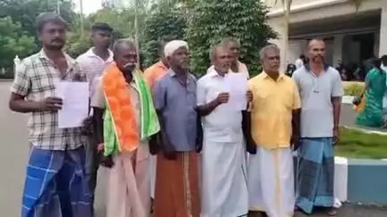 விருதுநகர்: ஆட்சியர் அலுவலகத்தில் கீழ் ஒட்டம்பட்டி பகுதியில் புதிதாக செயல்பட்டு வரும் பட்டாசு ஆலை மூடக்கோரி ஆட்சியரிடம் மனு