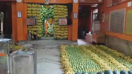 मंडला: ग्राम सकवाह के सूर्यकुंड स्थित हनुमान जी का मंदिर फलों से सजा, मंगलवार शाम को होगा प्रसाद वितरण