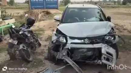 औरैया: कोतवाली क्षेत्र के जनैतपुर के समीप सड़क पार कर रहे बुजुर्ग को बचाने में कार और बाइक आपस में टकराई, तीन घायल