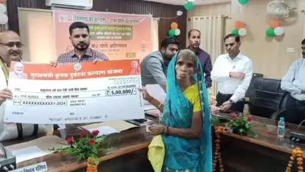 नवाबगंज: कलेक्ट्रेट स्थित लोक सभागार में जिले के 237 आश्रित परिवारों को दी गई सहायता राशि के डेमो चेक