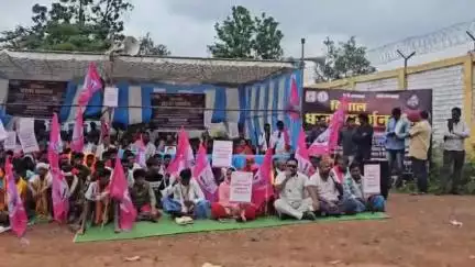 एनएमडीसी भर्ती प्रक्रिया रायपुर की जाने का विरोध, आज जनता कांग्रेस छ.ग(जे) बस्तर अधिकार मुक्ति मोर्चा के द्वारा धरना प्र