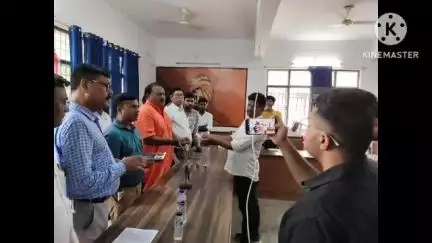 फूलपुर: फूलपुर तहसील में 39 कृषक परिवारों को मिला 1.91 करोड़ का दुर्घटना बीमा चेक, वितरण किया एमएलसी राम सूरत राजभर ने