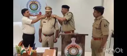 बेमेतरा: बेमेतरा में SSP ने प्रधान आरक्षक को स्टार और केप लगाकर सहायक उप निरीक्षक के पद पर पदोन्नत किया