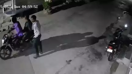 मंदसौर: तिलक नगर से टू व्हीलर गाड़ी चोरी, CCTV में कैद हुए 3 लोग