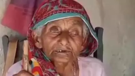गोमिया: ख़ुदगड्डा में सरकारी लाभ से वंचित गरीब परिवार जर्जर मकान में रहने को मजबूर, मौत का डर