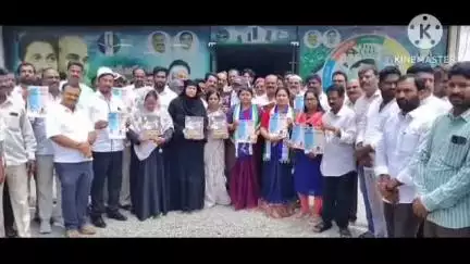 హిందూపురం వైయస్సార్ కాంగ్రెస్ పార్టీ కార్యాలయంలో వెన్నుపోటు పుస్తకావిష్కరణ