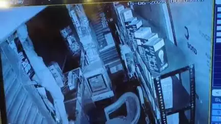 राजपुर: राजपुर नगर में मेन चौराहे पर मोबाइल दुकान में चोरी, सीसीटीवी में कैद, पुलिस ने चोर पकड़ा