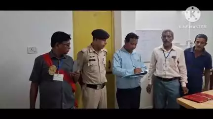 বিলোনিয়া: জেলা আদালতের বিচারক গোবিন্দ দাসের নির্দেশ অনুযায়ী দক্ষিণ জেলার অতিরিক্ত জেলা শাসকের চেয়ার টেবিল সমেত ক্রোক করল