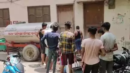 चंदौसी: नगर चंदौसी के मोहल्ला रघुवीर नगर, डेहरिया, गोपाल मोहल्ला, राज मोहल्ला आदि में पहुंचा वॉटर टैंक, थोड़ी खुशी की लहर