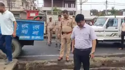 रामपुर: मालगोदाम के पास बनी तकरीबन 100 दुकानों को नगर पालिका प्रशासन ने 7 जेसीबी की मदद से चीनी मिल की जमीन बताकर किया ज़मींदोज