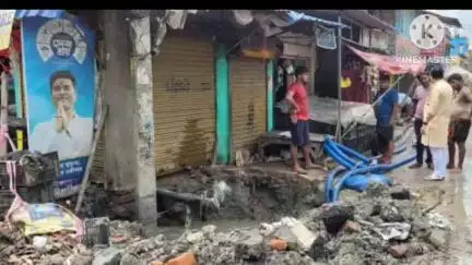 বজবজ ২: নোদাখালি নতুন রাস্তা মোড় এলাকায় পানীয় জলের পাইপ লাইন মেরামতের করার কাজ সরজমিনে খতিয়ে দেখেন বুচান ব্যানার্জি