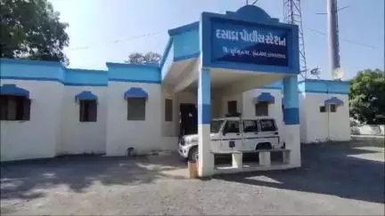 દસાડા: દસાડા પોલીસે અને પાટડી પોલીસે બે અલગ અલગ સ્થળો એથી વિદેશી દારૂ ઝડપ્યો જ્યારે રૂ.7 લાખનો મુદ્દામાલ કર્યો જપ્ત
