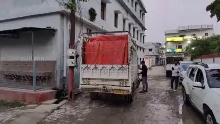 खलीलाबाद: मध्य प्रदेश की तीन-टीम शासकीय कार्य से बिहार जा रही कार को पिकअप गाड़ी ने मारी टक्कर