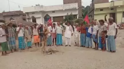 नौतन: चुरिहरवा टोला में बिहार प्रांतीय खेतिहर मजदूर यूनियन ने बिहार के मुख्यमंत्री का पुतला दहन किया