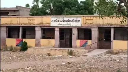 आबू रोड: आबूरोड के गांधीनगर स्कूल के खेल मैदान में हाई मास्ट लाइट से हुआ जगमग, पार्षद के प्रयासों से विद्यार्थियों को मिली राहत