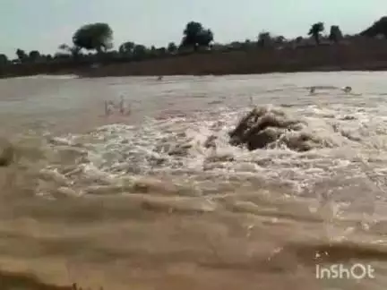 कन्नौद: कन्नौद आष्टा मार्ग पर नर्मदा पार्वती लिंक परियोजना की पाइपलाइन फुटी, लाखों गैलन पानी बहा