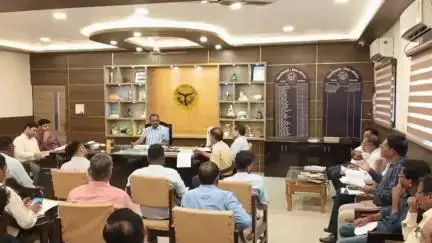 महाराजगंज: जिलाधिकारी ने कलेक्ट्रेट सभागार में निर्माण कार्यों की समीक्षा बैठक की