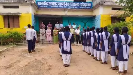 कोंडागांव: 16 जून से नए शिक्षा सत्र की शुरुआत, युक्तियुक्तकरण की लड़ाई जारी, कोंडागांव में शिक्षक काली पट्टी बांधकर पहुंचे स्कूल