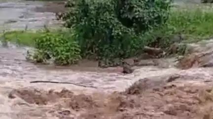 सोयगाव: सोयगाव येथे ढगफुटी सारखा पाऊस नद्या नाल्यांना आले पोर एसटी महामंडळाची संरक्षण भिंत कोसळली