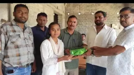 मयूरहंड: मयूरहंड में आजसू परिवार ने टॉपर विद्यार्थियों को सम्मानित किया