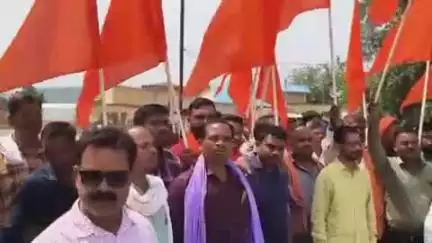 बलरामपुर: धर्म जागरण समिति के लोगों ने जिले में धर्मांतरण के खिलाफ की नारेबाजी, कलेक्टर के नाम सौंपा ज्ञापन