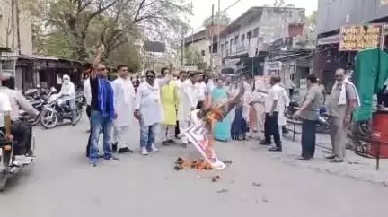 झांसी: बुंदेलखंड निर्माण मोर्चा ने कचहरी चौराहे पर 19 विधायकों और 5 एमएलसी का फूंका पुतला