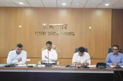 जिला निर्वाचन पदाधिकारी (न.)-सह-जिलाधिकारी, पटना द्वारा नगरपालिका आम निर्वाचन, 2025 की तैयारियों की समीक्षा की गई। पदाधिकारियों को ई-वोटिंग प्रणाली का वृहत स्तर पर प्रचार-प्रसार करने सहित स्वतंत्र एवं निष्पक्ष चुनाव कराने का निदेश दिया गया।