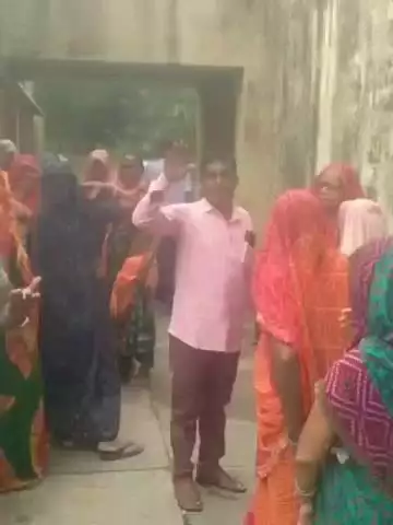 अलवर: लाल डिग्गी क्षेत्र के निवासी मनु मार्ग जलदाय कार्यालय पहुंचे, नई बोरिंग का पाइप लाइन से मिलान करने की उठाई मांग