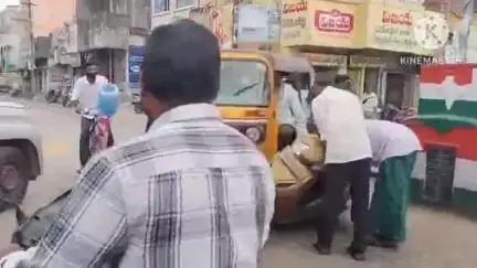 నూజివీడు పెద్ద గాంధీ బొమ్మ సెంటర్ వద్ద  ద్విచక్ర వాహనాన్ని ఢీ కొట్టినట్టు ఆటో ఏపూరి కు చెందినచెన్నారావు కు స్వల్ప గాయాలు