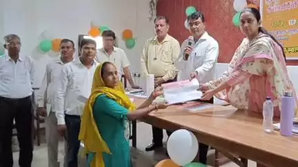 मांट: किसान दुर्घटना बीमा योजना के तहत किसानों के परिवारों को मिले 5-5 लाख रुपये के चेक