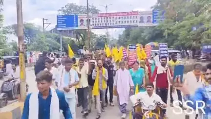 रतलाम नगर: आदिवासी हक के लिए सैलाना विधायक और जिला पंचायत उपाध्यक्ष उतरे सड़क पर, कलेक्टर कार्यालय में दिया ज्ञापन