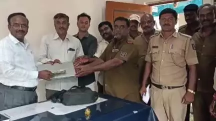 ಬಾಗೇಪಲ್ಲಿ: ಪಟ್ಟಣದಲ್ಲಿ ಪ್ರಯಾಣಿಕ ಬಸ್ ನಲ್ಲಿ ಬಿಟ್ಟು ಹೋಗಿದ್ದ ಲ್ಯಾಪ್ ಟಾಪ್ ಮತ್ತು 27 ಸಾವಿರ ನಗದು ಹಿಂತಿರುಗಿಸಿ ಮಾನವೀಯತೆ ಮೆರೆದ ಸಿಬ್ಬಂದಿ