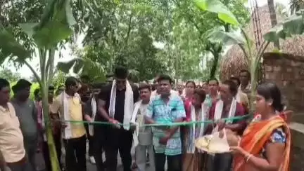 তুফানগঞ্জ ১: নাটাবাড়ি সাহাপাড়া এলাকায় একটি ১০০ মিটার কংক্রিটের রাস্তার কাজের শুভ উদ্বোধন হলো
