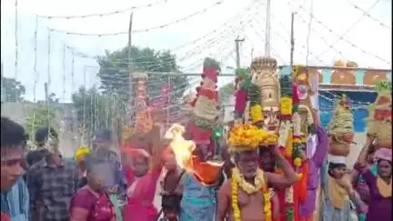 పలమనేరు: నీళ్లకుంట గ్రామంలో ఘనంగా సాగిన గంగమ్మ జలది మెరవిని మహోత్సవం, పెద్ద ఎత్తున పాల్గొన్న ప్రజలు
