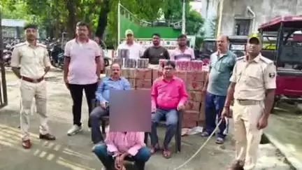ठाकुरगंज: ठाकुरगंज प्रखंड के गलगलिया चेक पोस्ट पर 948 लीटर शराब के साथ एक तस्कर गिरफ्तार, एक पिकअप वैन ज़ब्त