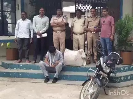 देवास नगर: सतवास थाना पुलिस ने 10 किलोग्राम गांजे के साथ एक आरोपी को किया गिरफ्तार, बाइक ज़ब्त