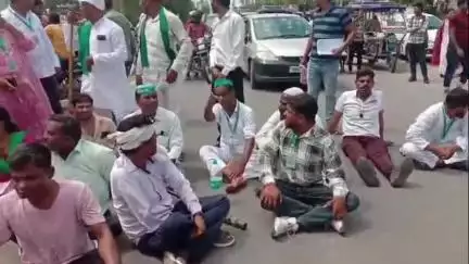 अमरोहा: अमरोहा कलेक्ट्रेट पर आल दिव्यांग विकास संगठन ने अपनी मांगों को लेकर दिया धरना