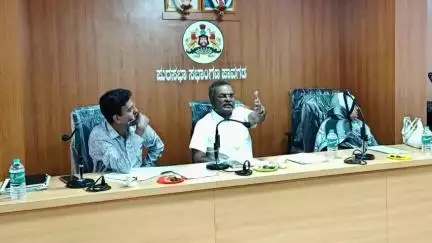ಪಾವಗಡ: ಅಂಗಡಿ ಮಳಿಗೆಗಳು ಬಾಡಿಗೆ ವಸೂಲಿ ವಿಳಂಬ: ಪುರಸಭಾ ಸಿಬ್ಬಂದಿಗೆ ಪಟ್ಟಣದಲ್ಲಿ ತರಾಟೆಗೆ ತೆಗೆದುಕೊಂಡ ಪುರಸಭಾಧ್ಯಕ್ಷ