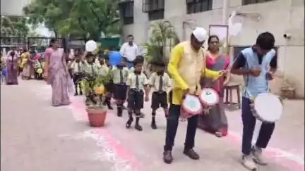 जळगाव: संबळच्या गजरात चिमुकल्यांचे शाळेत आगमन; परशुराम विठोबा पाटील विद्यामंदिरात प्रवेश उत्सव!